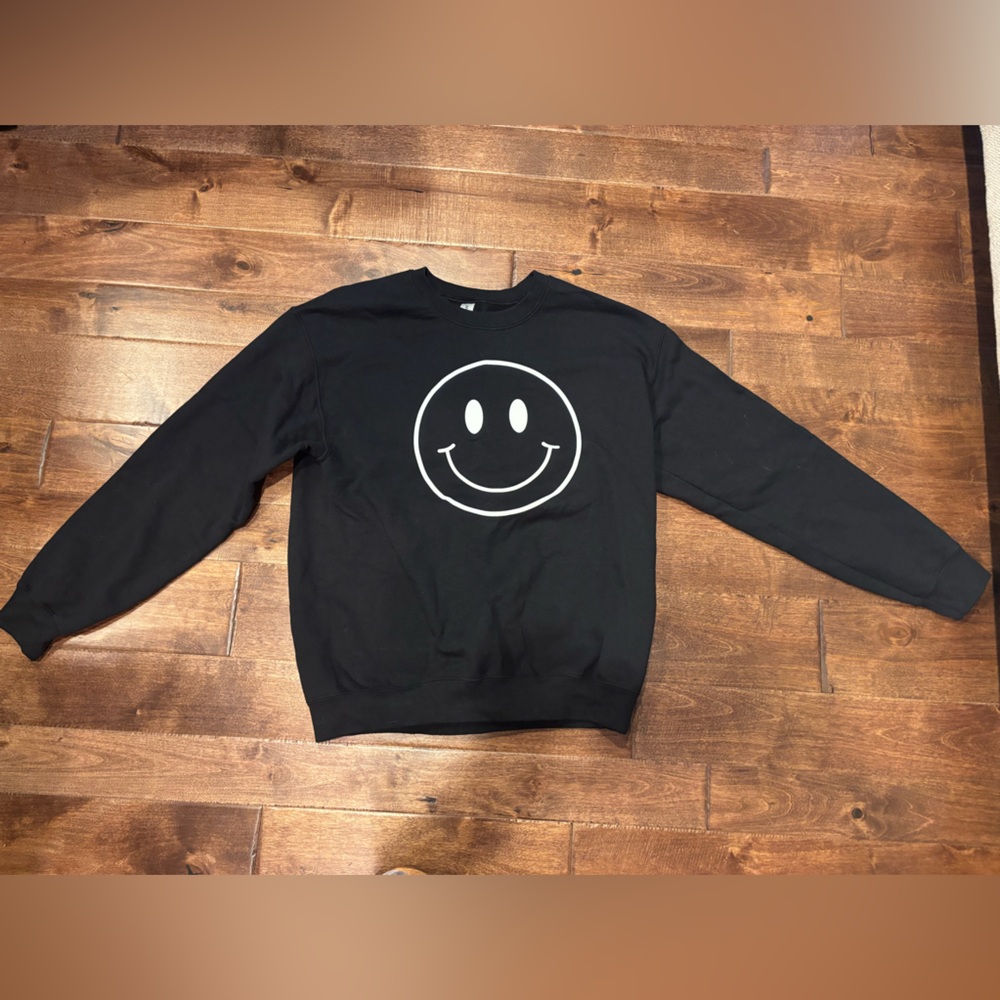 Cute! 😊 black and white sweatshirt